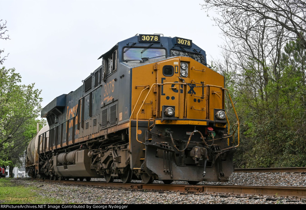 CSX 3078 stopped, idling
